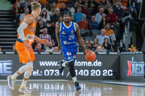 有人认为他 有人认为他